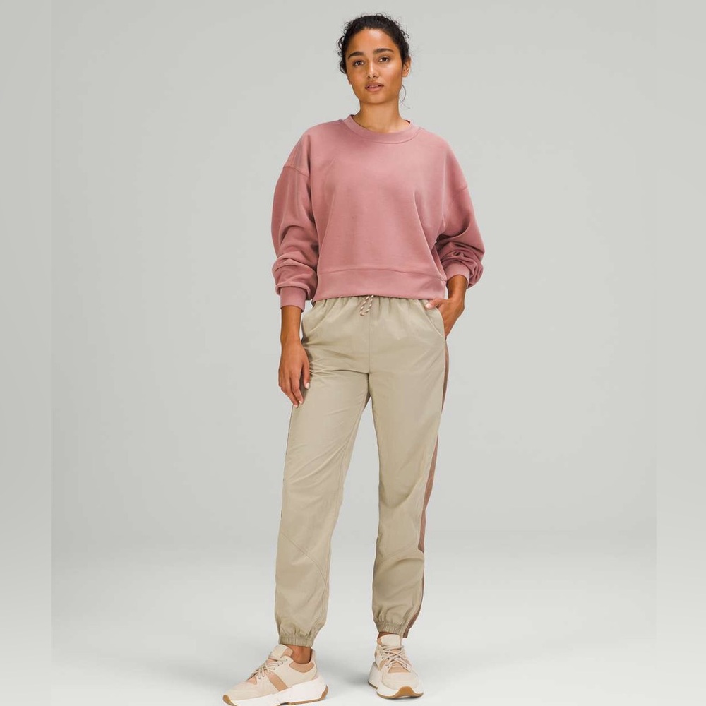 Lululemon Perfectly Oversized Cropped Crew *Softstreme™
Spiced Chai SIZE 6